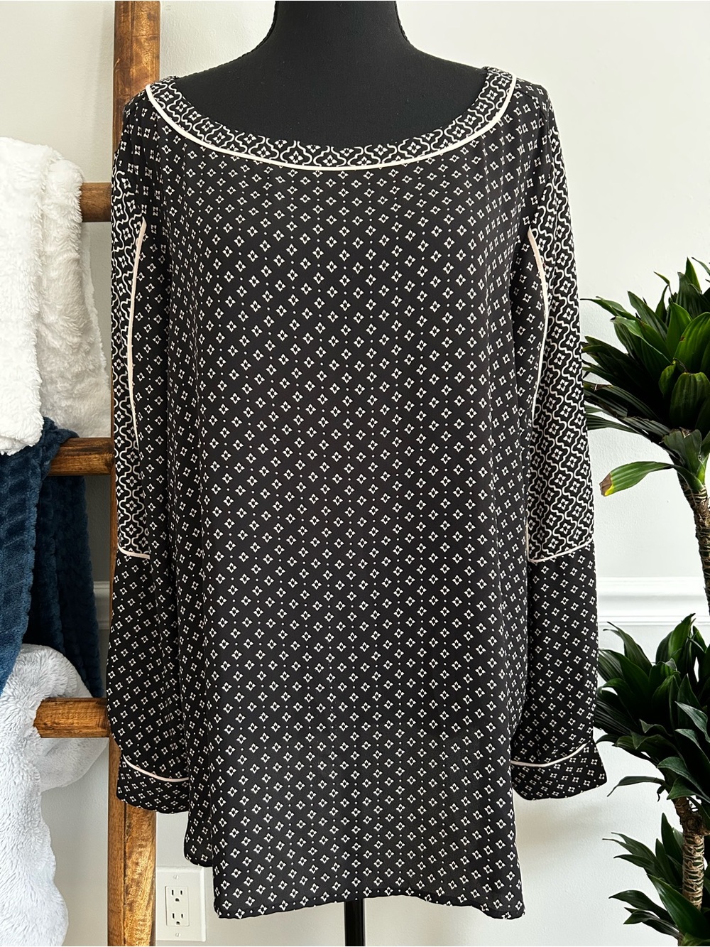 LOFT Black and White Geometric Long-Sleeve Blouse Size XL